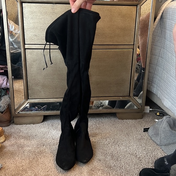 High-knee suede black boots. Zipper on side and tie on the knee. Size 6.5 - Picture 3 of 8